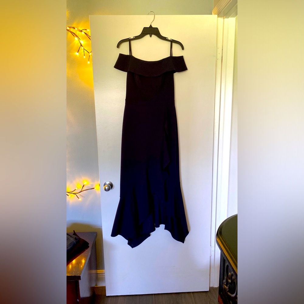 Off or on the shoulder Aqua gown!  Worn 1 x in impeccable condition. Navy blue